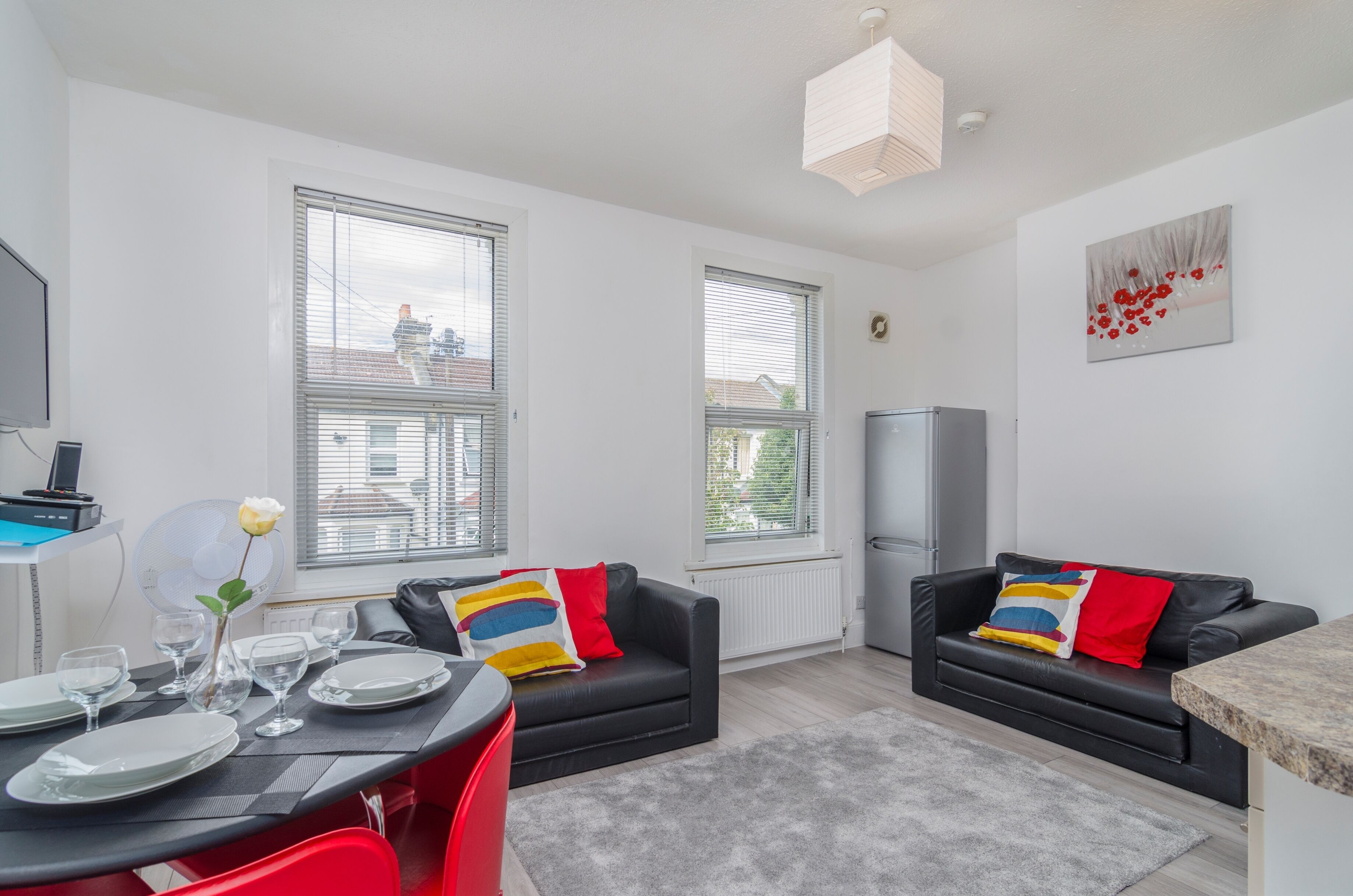 Chambre Confort | Coin séjour | TV connectée de 32 pouces avec chaînes par satellite, télévision