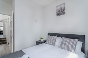 4 bedrooms, iron/ironing board, free WiFi, bed sheets - The Rock House (London)