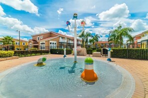 Alberca al aire libre y alberca climatizada