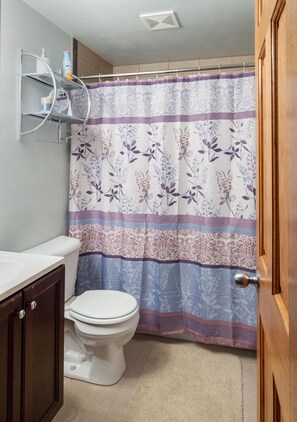 Kombinert dusj/badekar, hårføner, håndklær og såpe