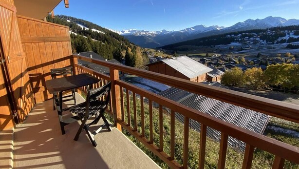 A balcony with a wooden railing overlooking a mountainous landscape. - 150m from ski slopes, 1st floor, view ski slopes, balcony, tv, 34m², Les Saisies (Les Saisies)