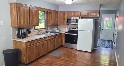 Cozy Cottage in Between Mohican and Amish Country