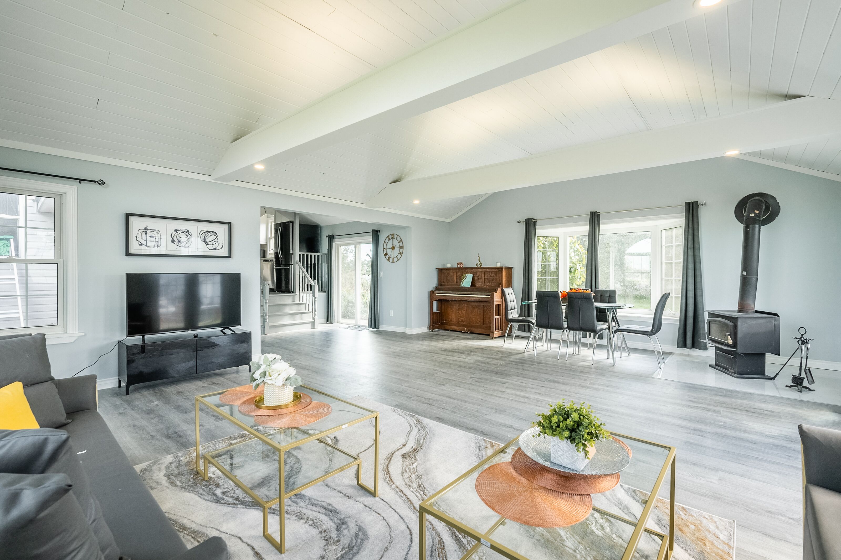 Kabin Desain, hot tub, tepi danau | Area keluarga | Televisi layar datar 43-inci dengan saluran TV kabel, TV, dan perapian