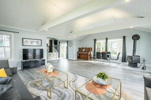 Cabaña de diseñador, hidromasaje, junto al lago | Área de sala de estar | Televisión de pantalla plana de 43 pulgadas con canales por cable