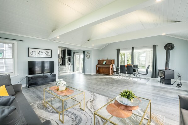 Design Cabin, Hot Tub, Lakeside | Living area