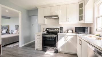Cabaña de diseñador, hidromasaje, junto al lago | Cocina privada | Refrigerador con congelador, microondas, horno y parrilla de estufa