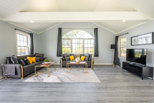 Cabaña de diseñador, hidromasaje, junto al lago | Área de sala de estar | Televisión de pantalla plana de 43 pulgadas con canales por cable