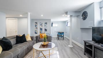 Kabin Desain, hot tub, tepi danau | Kamar mandi | Perlengkapan mandi gratis, pengering rambut, handuk, dan sabun