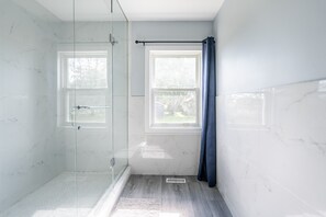 Cabin có thiết kế đặc sắc, bồn tắm nước nóng, cạnh hồ | Phòng tắm | Đồ dùng nhà tắm miễn phí, máy sấy tóc, khăn tắm, xà phòng 