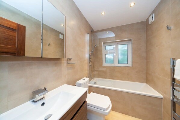Baignoire, sèche-cheveux, serviettes fournies, shampoing