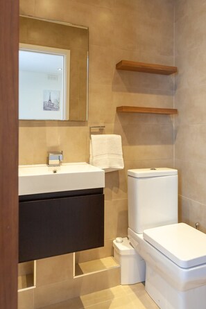 Badewanne, Haartrockner, Handtücher, Shampoo