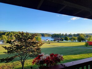 Property grounds - 20% Off Lake View Retreat- Lake & Mountain View, Hot Tub, Fire Pit, Porch Swing (Dandridge)