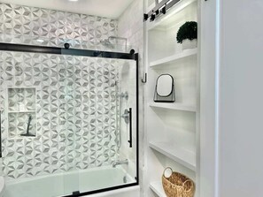 Ensemble douche/baignoire, sèche-cheveux, serviettes fournies