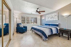 2 chambres, bureau, fer et planche à repasser, lit de bébé portatif