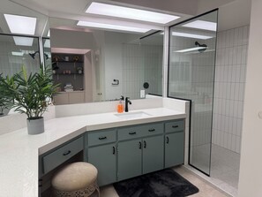 Ensemble douche/baignoire, serviettes fournies, papier toilette