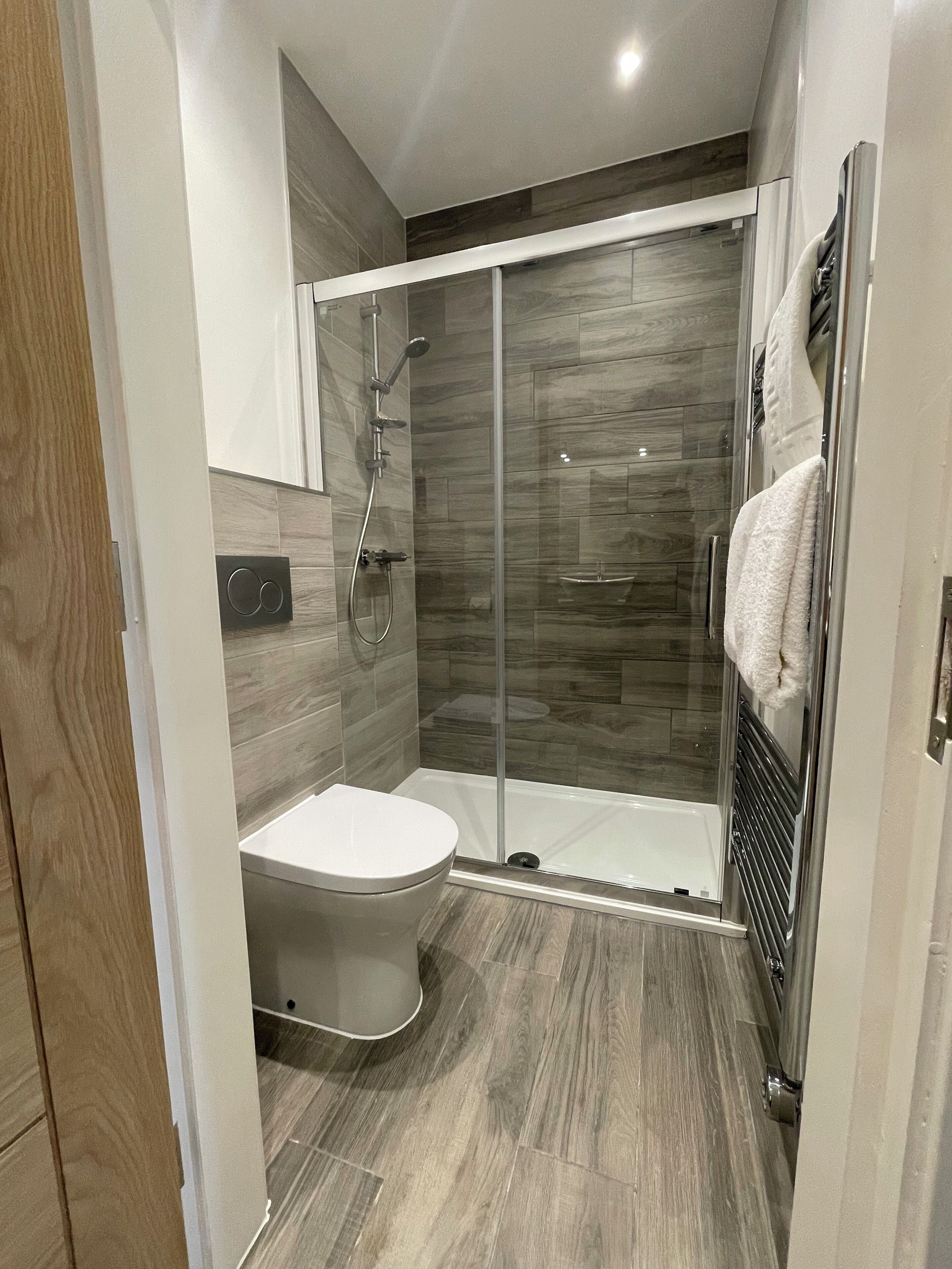 Executive Twin Room | Bathroom | Shower, free toiletries, hair dryer, towels