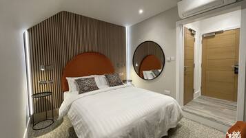 Standard Double Room | 1 bedroom, individually decorated, individually furnished, desk