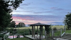 A gazebo with a view of a sunset over a field. - The Boutique Hotel by The Snooty Mehmaan (Faringdon)
