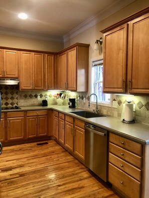 Fridge, microwave, oven, stovetop - Gorgeous 2 bedrooms and 2 1/2 bathrooms townhouse in North Decatur (Decatur)