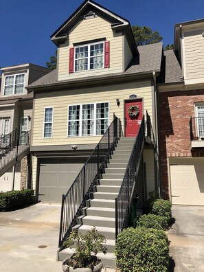 Exterior - Gorgeous 2 bedrooms and 2 1/2 bathrooms townhouse in North Decatur (Decatur)