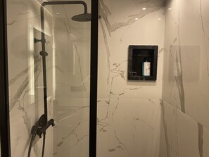 Ensemble douche/baignoire, sèche-cheveux, bidet, serviettes fournies