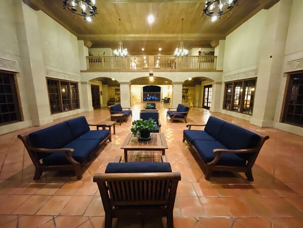 المنشأة من الداخل