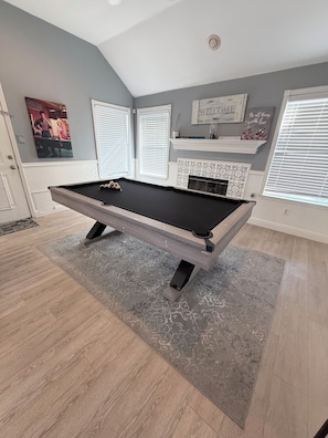 Game room - Luxurious home /Pool/GameR/BBQ/kingbed/legacyW/Frisco (plano)