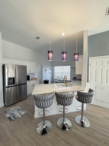 Luxurious home /Pool/GameR/BBQ/kingbed/legacyW/Frisco