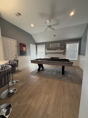 Game room - Luxurious home /Pool/GameR/BBQ/kingbed/legacyW/Frisco (plano)