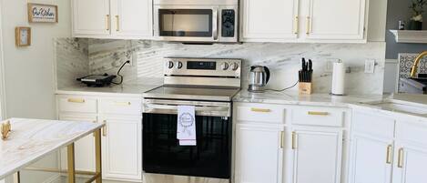 Geladeira, micro-ondas, fogão, cooktop
