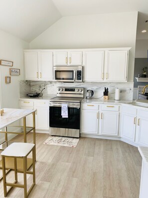 Fridge, microwave, oven, stovetop - Luxurious home /Pool/GameR/BBQ/kingbed/legacyW/Frisco (plano)