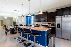 Fridge, microwave, oven, stovetop - FREE Water Park Windsor Island 5BD - 5BA (Davenport)