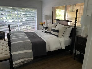 2 室のベッドルーム、デスク、WiFi (無料)、ベッドシーツ