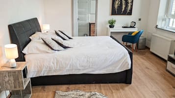 7 Schlafzimmer, Zimmersafe, Schreibtisch, Bügeleisen/Bügelbrett