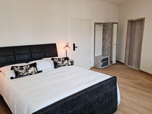 7 slaapkamers, een kluis op de kamer, een bureau