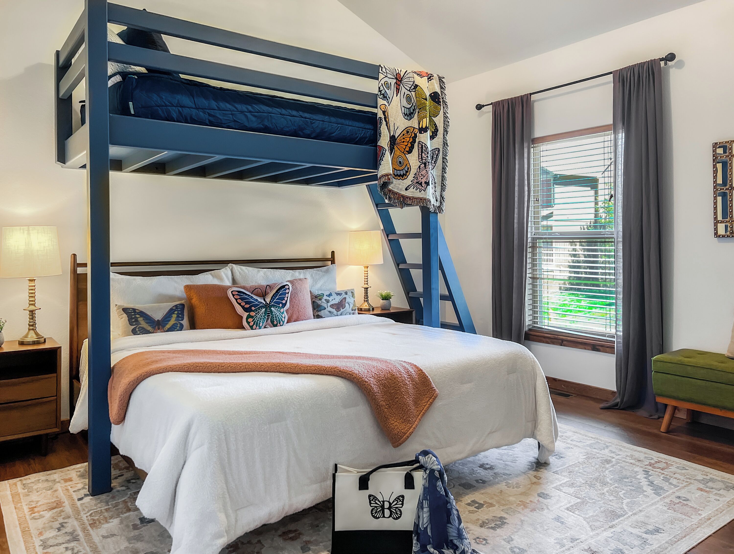 6 habitaciones, escritorio y tabla de planchar con plancha 