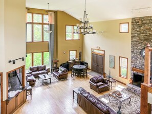 Una Smart TV, una chimenea, videojuegos, un futbolín