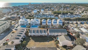 Zona residencial costera con un edificio grande que tiene varios balcones y una piscina.