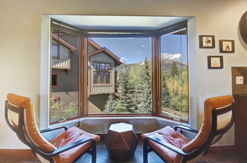 Spacious Modern Condo, Excellent Location, Beautiful Amenities, Rare Listing A2