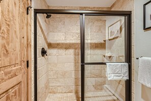シャワー付き浴槽、ヘアドライヤー、タオル、シャンプー
