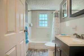 Combined shower/tub, hair dryer, bidet, towels - 3BR Cape House w/ Big Pool in Fenced in Back Yard, A/C, Outdoor Shower, WiFi, TV (Barnstable)