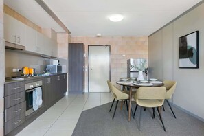 Fridge, microwave, oven, stovetop - Sleek Apartment with Pool and Rooftop Terrace (Southport)