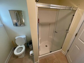 Dusj, hårføner og håndklær