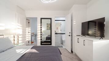 3 bedrooms, desk, iron/ironing board, free WiFi