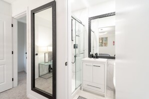 Bathtub, hair dryer, towels, soap - Spacious & Modern by the Beach ~ King & Queen Beds (White Rock)