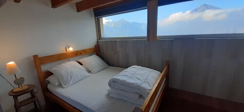 South-facing triplex, pla d'adet, ski in/ski out, balcony