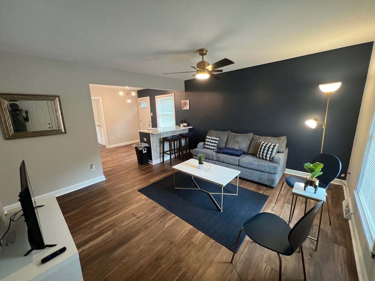 Modern 3 Bedroom Home, Wi-Fi/Parking near Airport