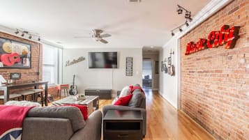 TV connectée, livres, médiathèque, chaîne hi-fi