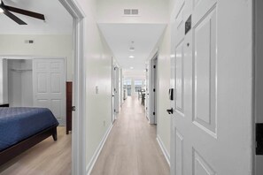 6 habitaciones, tabla de planchar con plancha, wifi y ropa de cama 