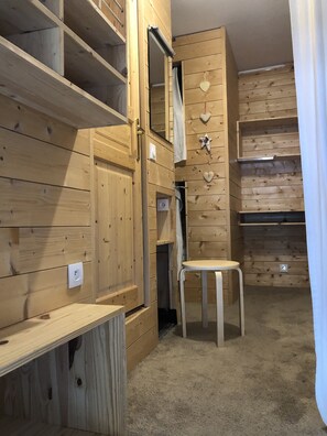 A wooden room with built-in shelves, a small stool, and a heart-shaped decoration on the wall. - Magnificent views - close to the slopes and services (Manigod)